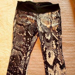 Nike capri snakeskin legging